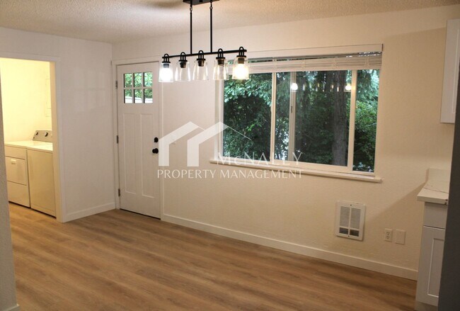 Foto del edificio - Updated 2 Bedroom Duplex with Garage and P...