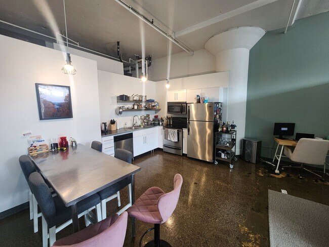 Foto del edificio - City-View Artist's Loft in Downtown St. Paul