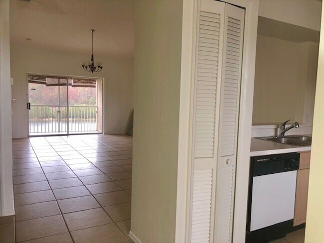 Foto del edificio - Nice 2X2 located on 2nd floor- Tile & laminate flooring! NO CARPET! Call today!! Tranquil water v...