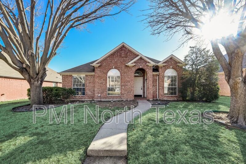 Foto principal - 10717 Camelot Dr