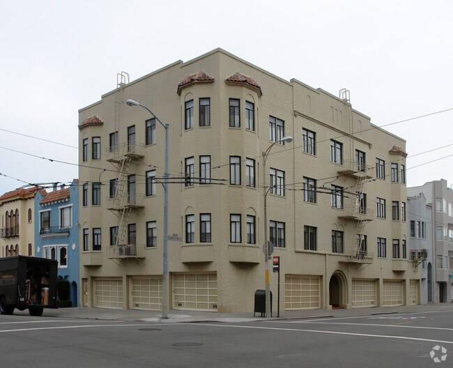 Building Photo - 2490 Chestnut St