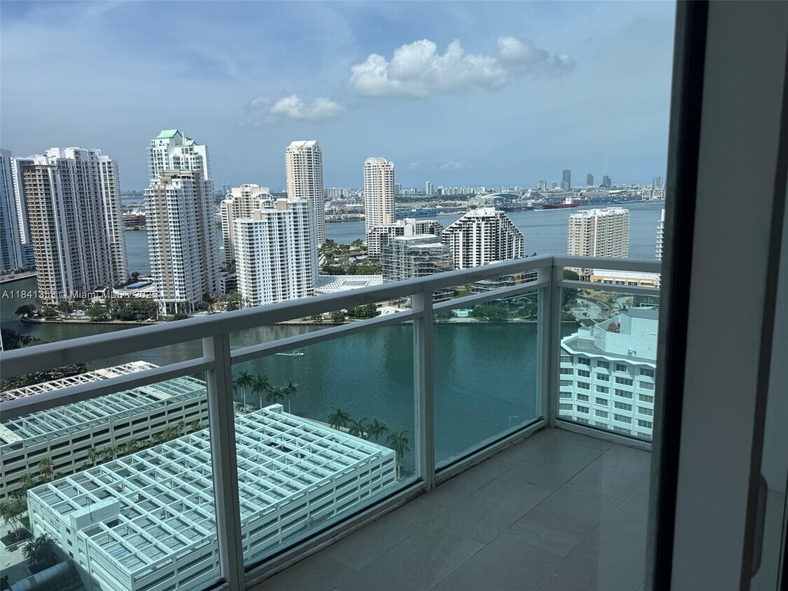 Primary Photo - 950 Brickell Bay Dr