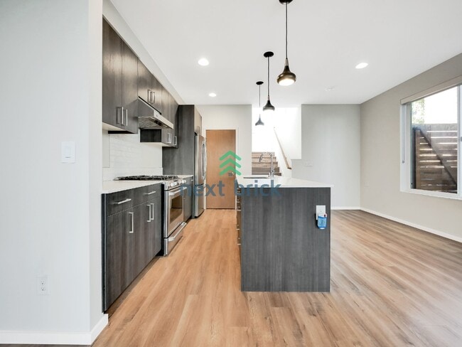 Building Photo - 3 Bed and 2 Bath Luxury Townhome is Available for Rent!