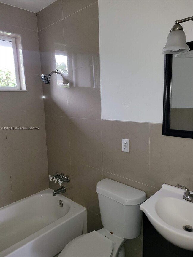 Foto del edificio - 3241 NW 11th Pl