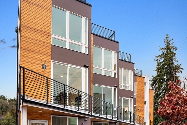 Stylish, Bright and Efficient 2 bed 1.75 Bath Townhome. Walk to U-Village! - Stylish, Bright and Efficient 2 bed 1.75 Bath Townhome. Walk to U-Village!