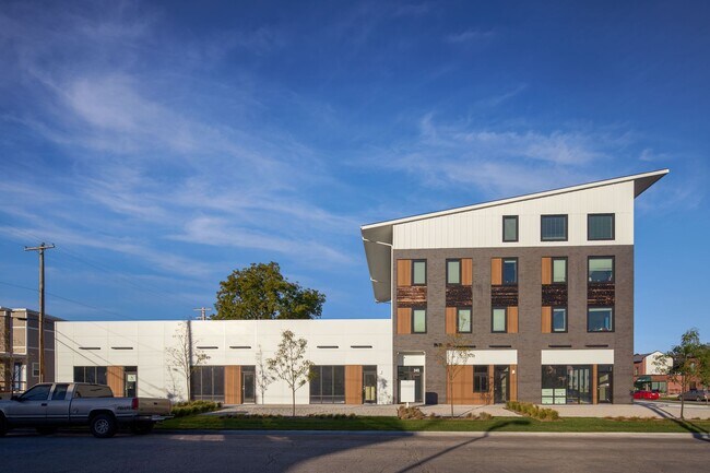 Building Photo - Brand New Apartments - Close to UNL/Downtown