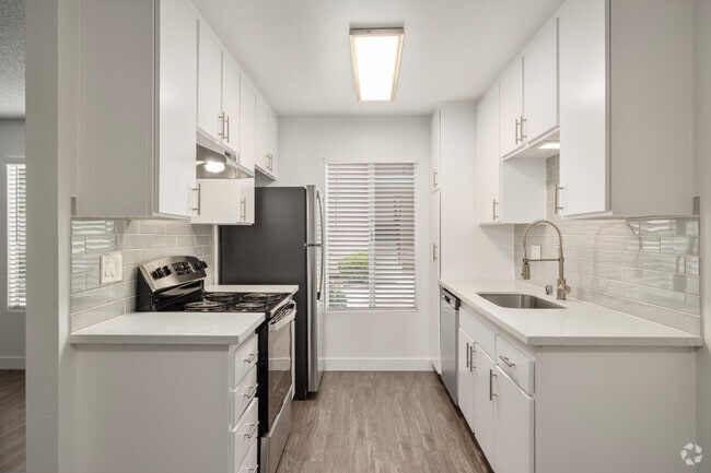 1HAB, 1BA - 700 ft² - Palms