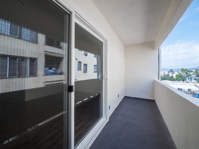 Foto del edificio - bedroom in Los Angeles CA 90026