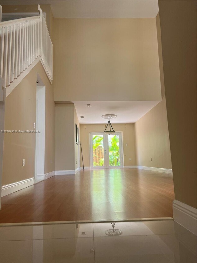 Primary Photo - 15621 SW 100th Ln