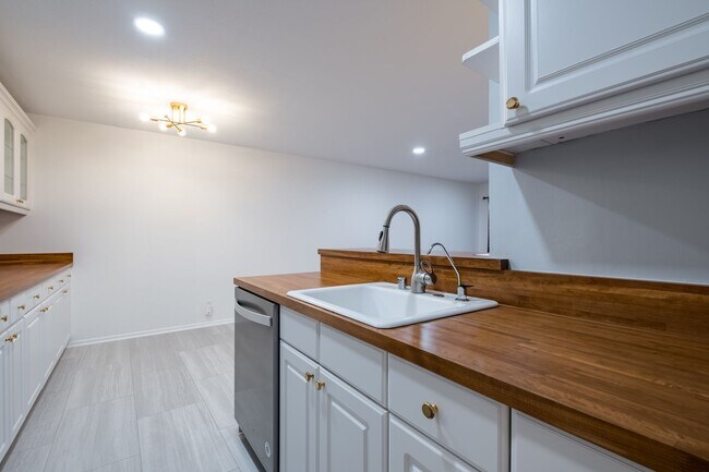 Building Photo - Free Rent* - Inquire Now // Modern 1 Bedro...