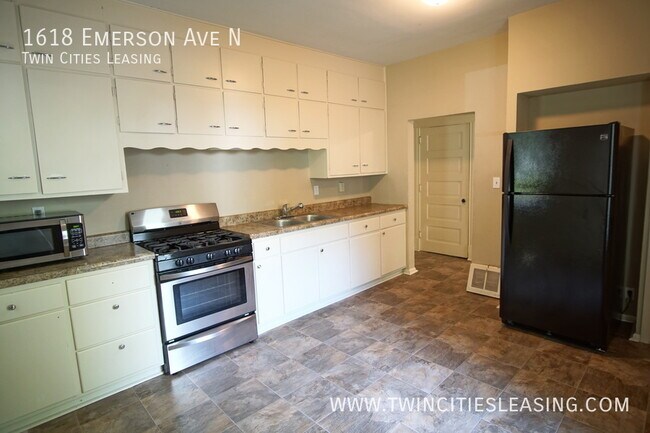 Building Photo - Large 3 Bedroom Side by Side Duplex with B...
