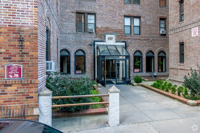 Building Entrance - 601 Brightwater Ct