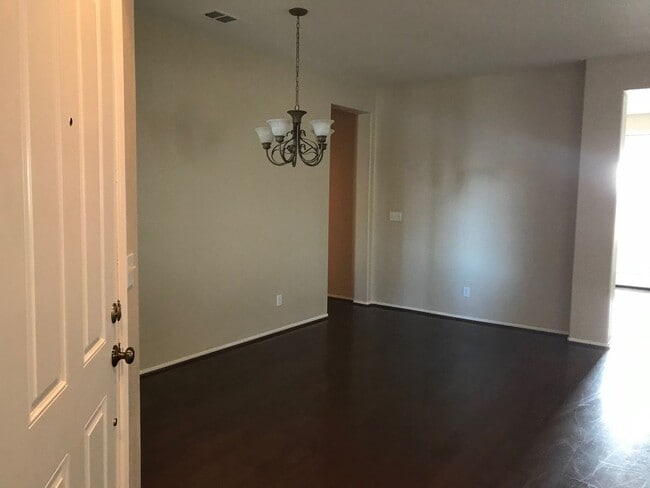 Building Photo - 3 BEDROOM VICTORVILLE HOME IN SPRING VALLE...