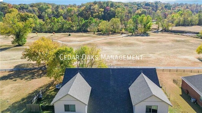 Foto del edificio - 645 Sugar Creek Rd