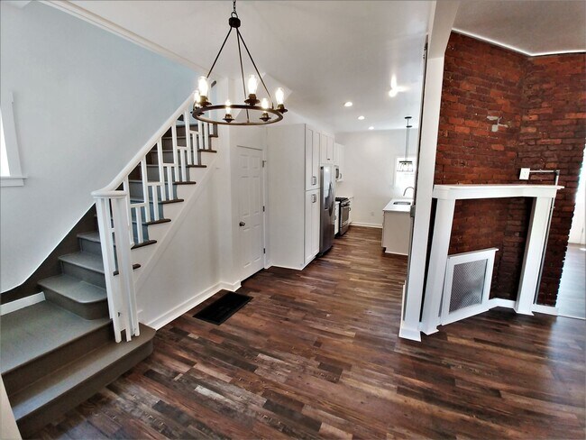 Foto del edificio - GORGEOUS, large 3 bedroom stand alone hous...