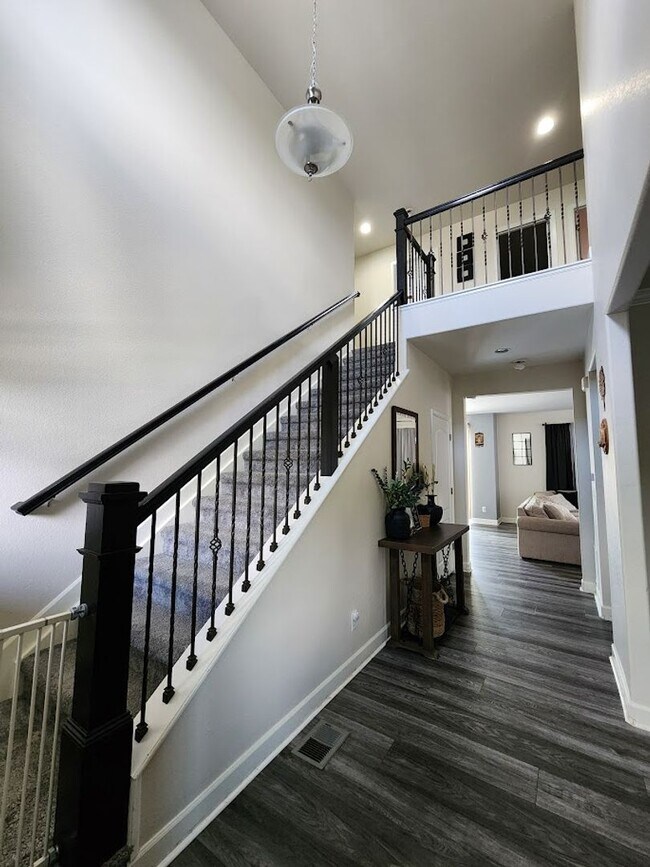 Foto del edificio - Long Realty & Property Management - 5 bedroom Stunning Home with Full Finished Basement