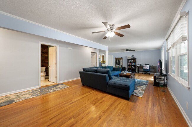 Foto del edificio - Cozy 3Bed/2Bath with plenty of natural light located in Durham! Enormous backyard is a must see!!