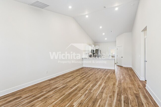 Foto del edificio - 1738-1738 S Hickory Creek St