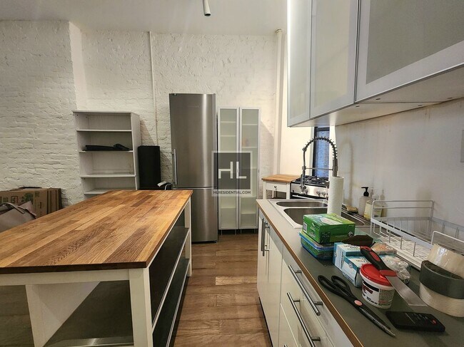 Foto del edificio - 1BR 1BA Right Beside Prospect Park East En...