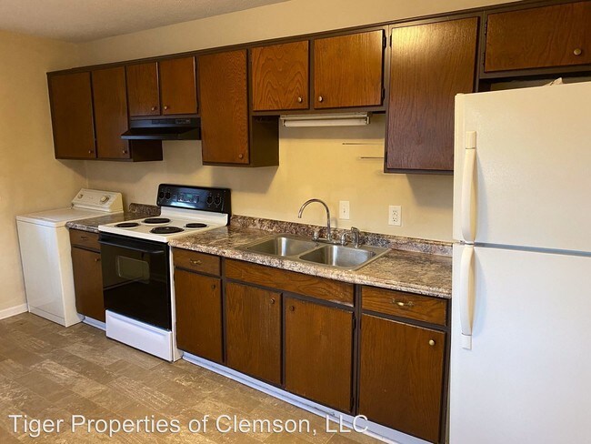 Building Photo - 2 br, 1 bath Room For Rent - 220 Vickery Dr