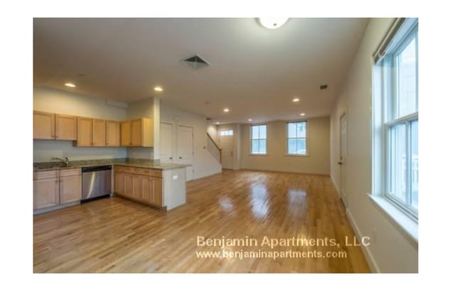 Building Photo - 10 2nd St