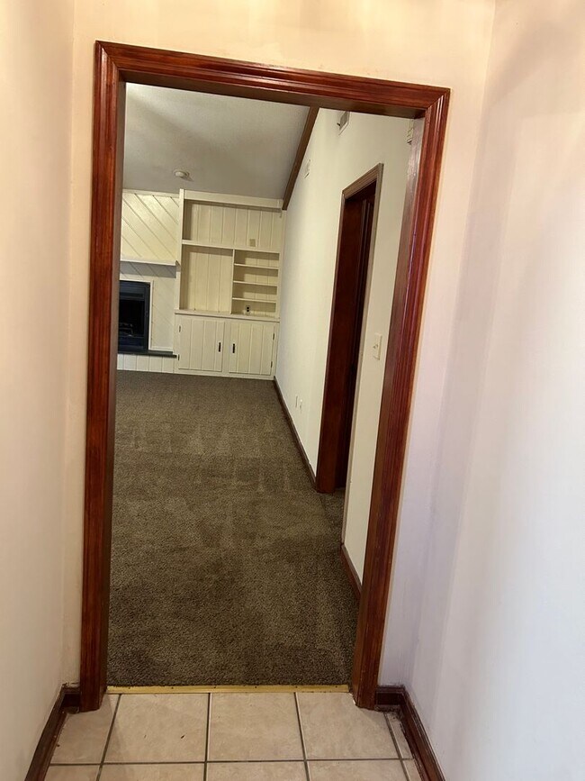 Building Photo - 2 bed/2 bath upper level condo-Available i...