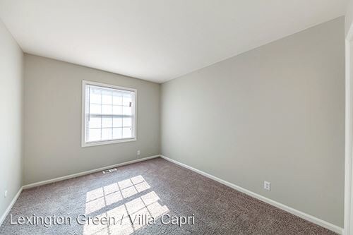 Building Photo - 2525 Parkwood Dr