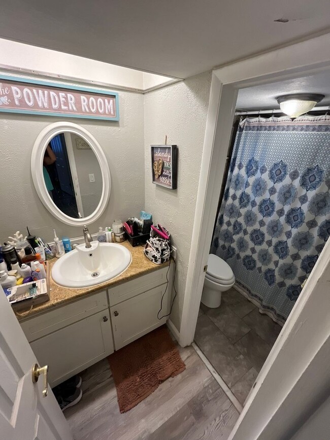 Building Photo - 2/1 UPDATED UNIT in a Triplex