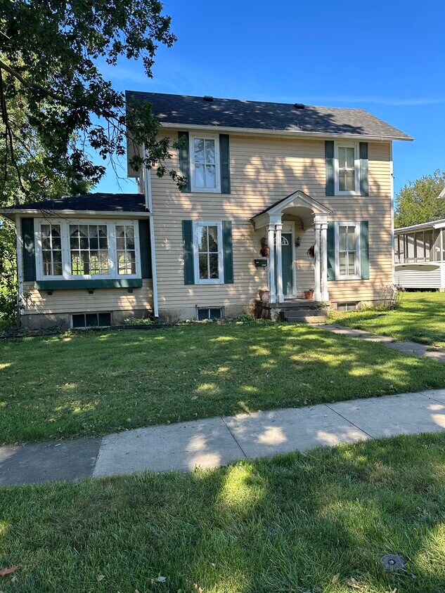 Primary Photo - 803 N Iowa Ave
