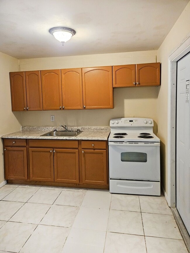 Building Photo - 2 bedroom 1 bathroom laundry hook ups