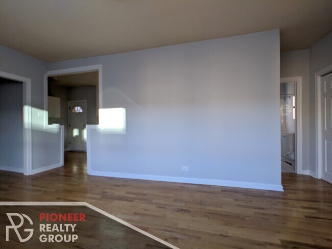 Building Photo - 3921 N Pine Grove Ave