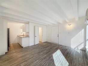 Building Photo - 5914 Lago Vista Way