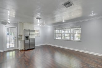 Building Photo - 600 SW 15th St