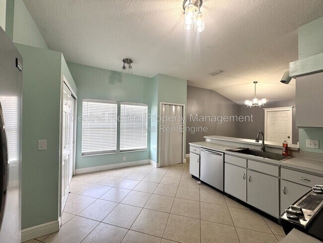 Building Photo - 8120 Lesia Cir