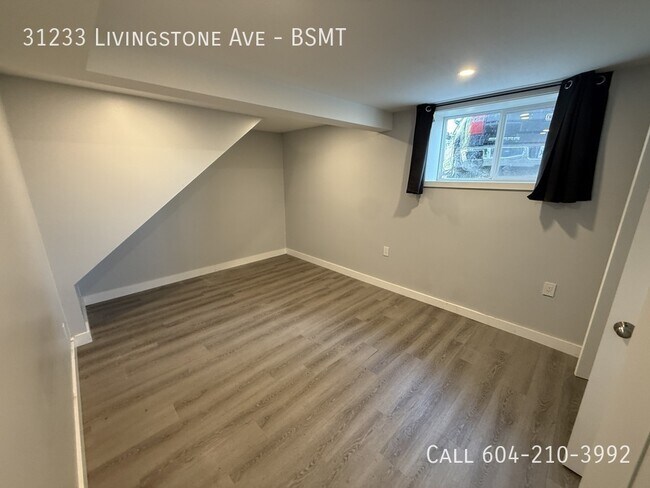 Photo du bâtiment - Large 1 Bed Basement