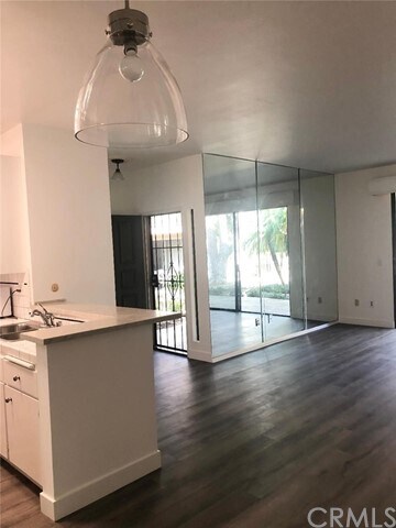 Foto del edificio - 10550 Lakeside Dr N
