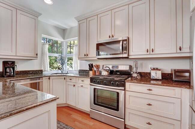 Building Photo - 302 NE 7th Ave