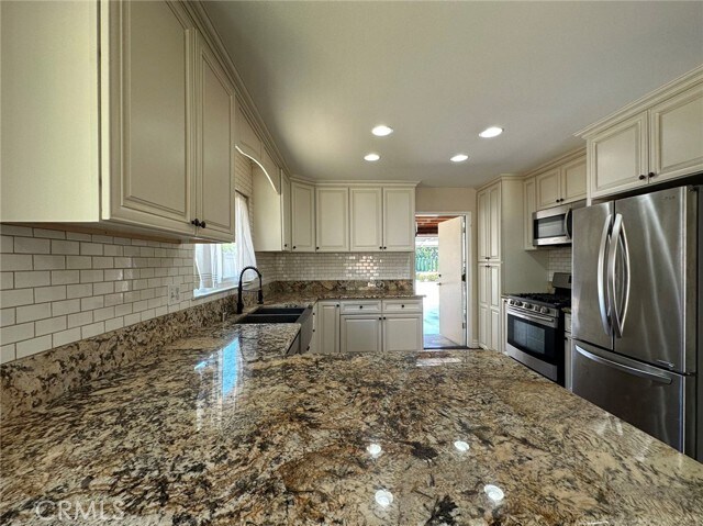 Foto del edificio - 600 Pinecrest Ln