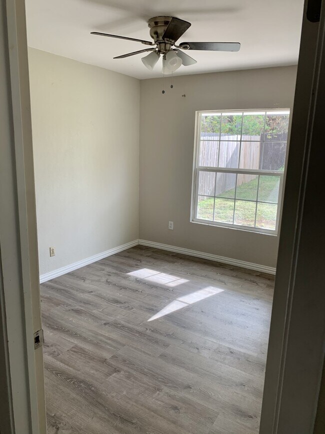 Building Photo - 815 Cedar Oaks Ln