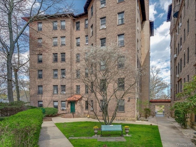 Building Photo - 14 N Chatsworth Ave