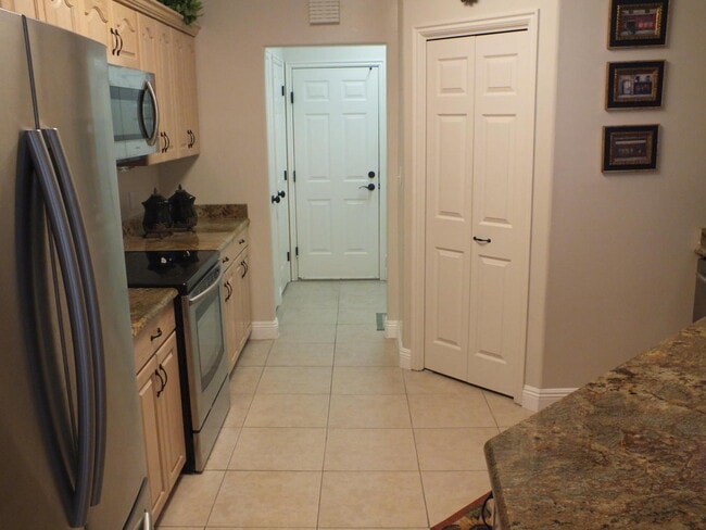 Building Photo - Beautiful dog friendly custom home in St. ...