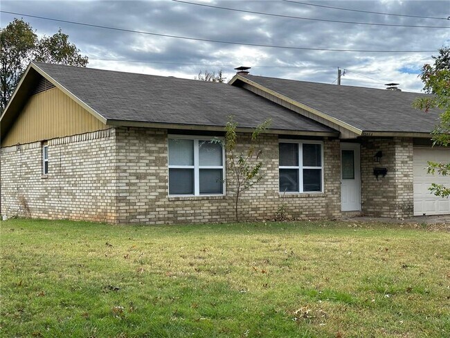 Foto del edificio - 2203 Pin Oak Dr