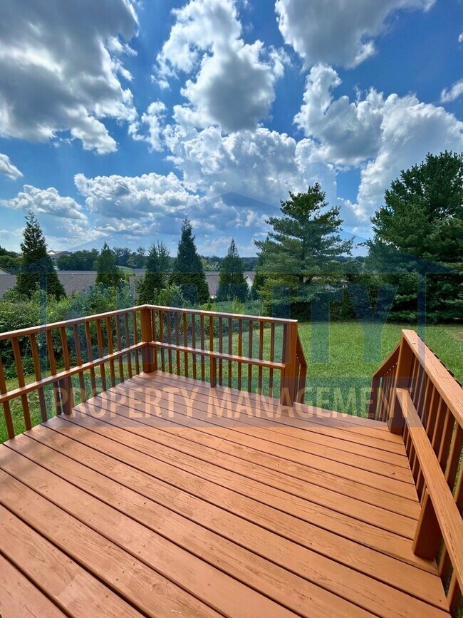Building Photo - Modern townhome w/ master-on-main!