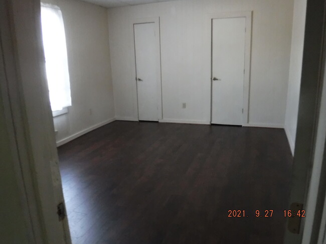 large bedroom - 906 W 3rd St