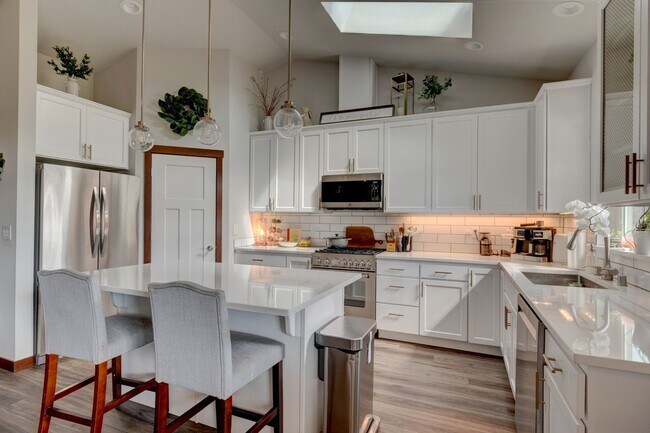 Foto del edificio - Newer construction 3 Bed 2 Bath Rambler home.