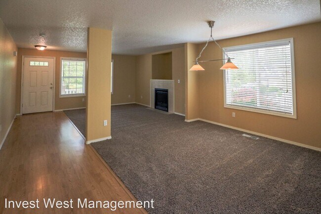 Foto del edificio - 4 br, 2.5 bath House - 821 N Raven Dr