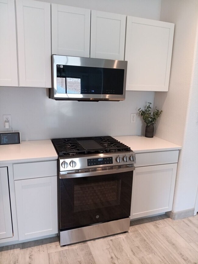 Foto del edificio - Newly-renovated 3 bedroom, 2 bathroom in Los Lunas! All new appliances! HUGE yard! Showings avail...