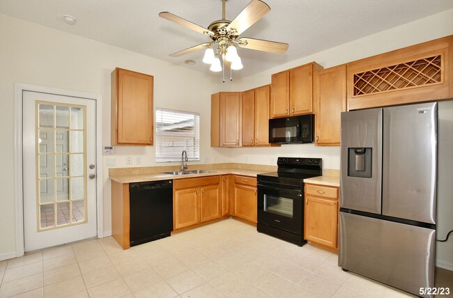 Foto del edificio - Lovely 4/2.5 Spacious Townhome with a Pati...