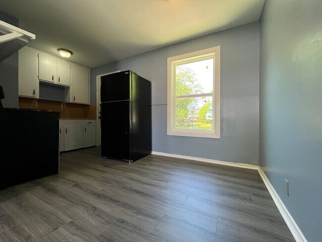 Foto del edificio - Three Bedroom One Bath Central A/C