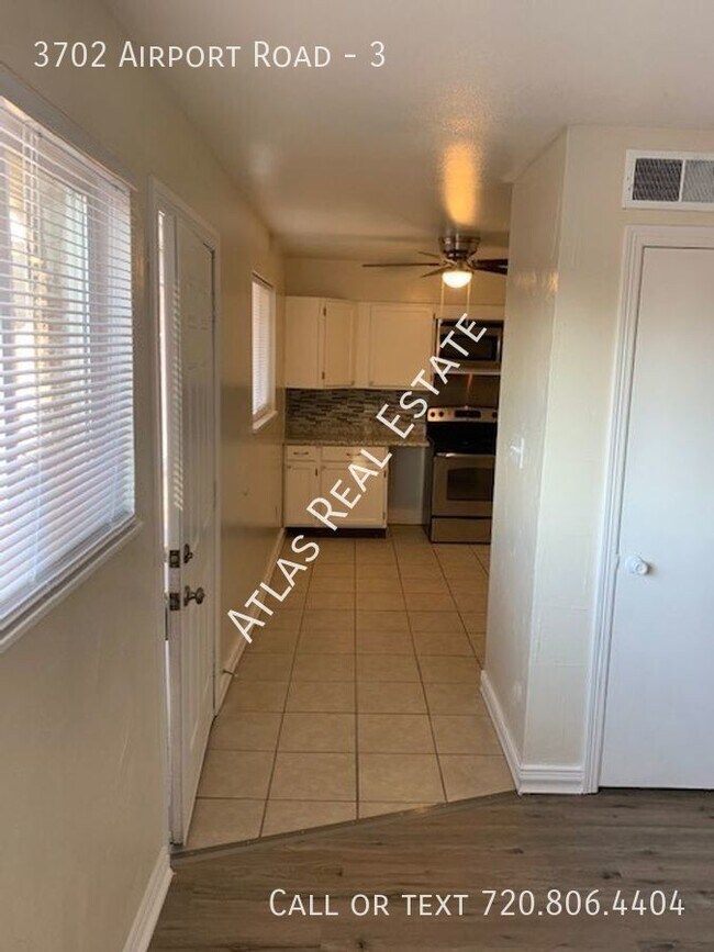 Building Photo - 2 Bedroom, Renovated! Central Location For...